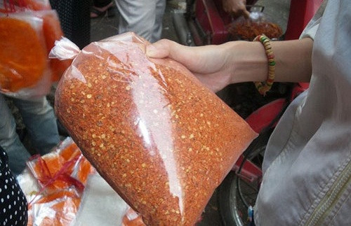 Ớt bột giả thường đóng gói một cách sơ sài trong túi nilông hoặc trong hộp nhựa không ghi tên cơ sở sản xuất, hoặc chỉ đơn thuần là tờ giấy ghi một số thông tin màu trắng đen. Ảnh: Thatgia.