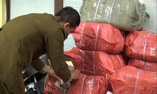 Cả tấn bao bì không rõ nguồn gốc bị phát hiện.