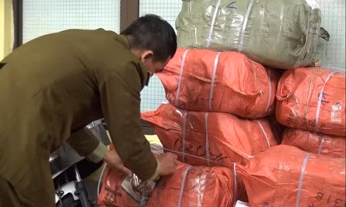 Cả tấn bao bì không rõ nguồn gốc bị phát hiện.