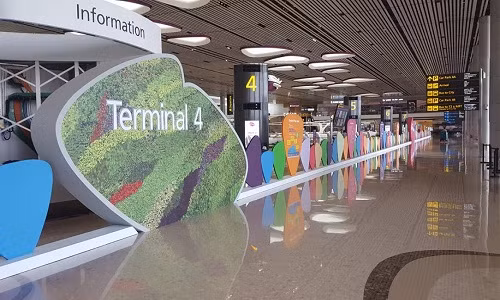 Để gia tăng tốc độ làm thủ tục và sự tiện lợi cho khách hàng, Vietnam Airlines ứng dụng hệ thống công nghệ xuất/nhập cảnh, lên máy bay tự động của nhà ga T4. Ảnh: Kagay-an.