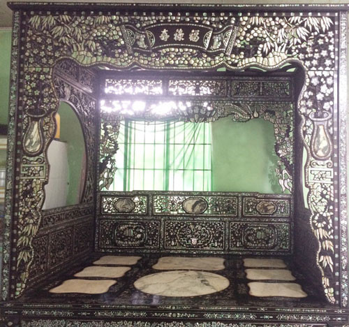 Mặt giường có 8 tấm đá cẩm thạch lớn, giúp làm mát cho chủ nhân khi ngủ. Trần giường được ghép từ những thanh gỗ đen bóng. Ảnh: Vietnamnet.