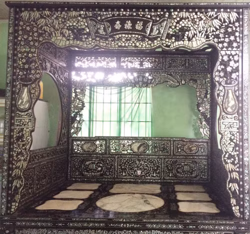 Mặt giường có 8 tấm đá cẩm thạch lớn, giúp làm mát cho chủ nhân khi ngủ. Trần giường được ghép từ những thanh gỗ đen bóng. Ảnh: Vietnamnet.