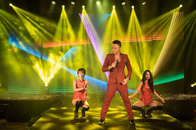 Buổi lễ ra mắt hoành tráng của sản phẩm Phấn Ngọc Tình có sự góp mặt của nam ca sĩ Cao Thái Sơn. Ảnh: Gia đình &amp; xã hội.