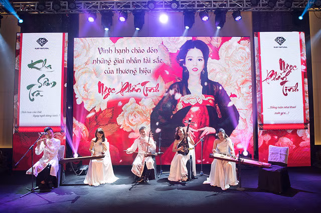  Sản phẩm Phấn Ngọc Tình của CEO Đào Minh Châu đang làm nóng dư luận bởi lễ ra mắt vô cùng hoành tráng. Ảnh: Gia đình &amp; xã hội.