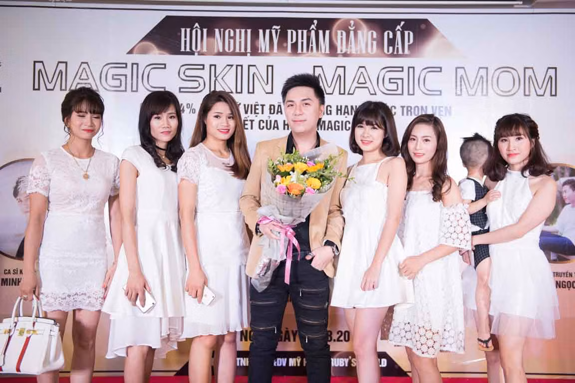 Ca sĩ Minh Vương có mặt trong một sự kiện quảng bá mỹ phẩm Magic Skin – Magic Mom. Ảnh: Magic Skin.