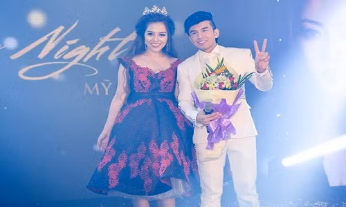 Ca sĩ Đan Trường trong một event đậm chất Magic Skin - một thương mỹ phẩm của CEO Đào Minh Châu. Ảnh: IT.