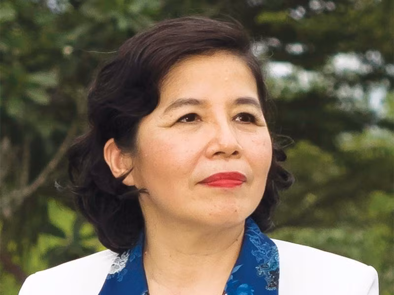 Được đào tạo ở Nga về chuyên ngành sữa, bà Liên đã gắn bó với Vinamilk 37 năm, từ thời bao cấp cho đến khi cổ phần hóa và trở thành một doanh nghiệp lớn như hiện nay. Mỗi ngày đến cơ quan từ 8h đến 17h như bao người khác nhưng khi việc phát sinh, bà Kiều Liên có thể xử lý ở bất cứ đâu nhờ các thiết bị di động công nghệ cao. Ảnh: Báo đầu tư.