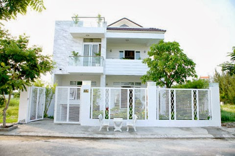 Diện tích sân hạn hẹp nên gia chủ tận dụng không gian, thiết kế diện tích trồng cây xanh ở ban công và sân thượng. Ảnh: Thietkenoithatbietthu.