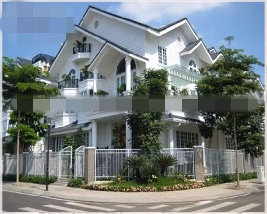 Các cột liên tường kết hợp hài hòa với các đường gờ phân ngang tạo nên nét khỏe khoắn cho căn biệt thự. Ảnh: Houseland.