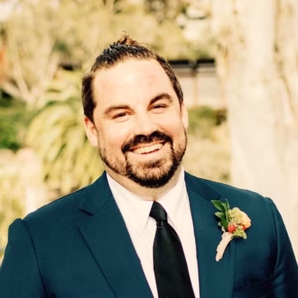 Grant Sabatier khuyên bạn không nên quá coi trọng đồng tiền.