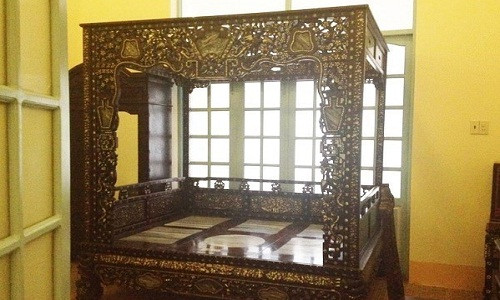 Giường có chiều dài 2,5 m, rộng 2 m, được đóng bằng gỗ sưa đắt đỏ. Ảnh: Zing.