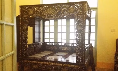 Giường có chiều dài 2,5 m, rộng 2 m, được đóng bằng gỗ sưa đắt đỏ. Ảnh: Zing.