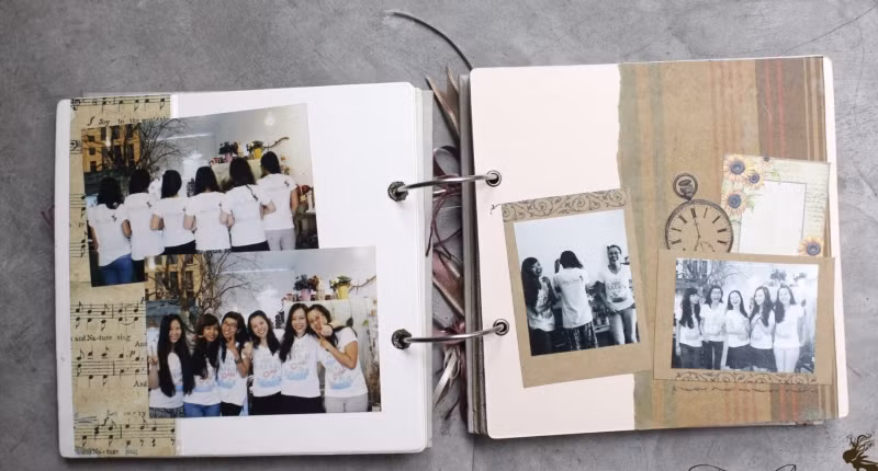 Cuốn album ảnh với những bức hình về cô, về trò, về mái trường hẳn sẽ khiến thầy cô thấy ấm áp và xúc động. Ảnh: Toplist.