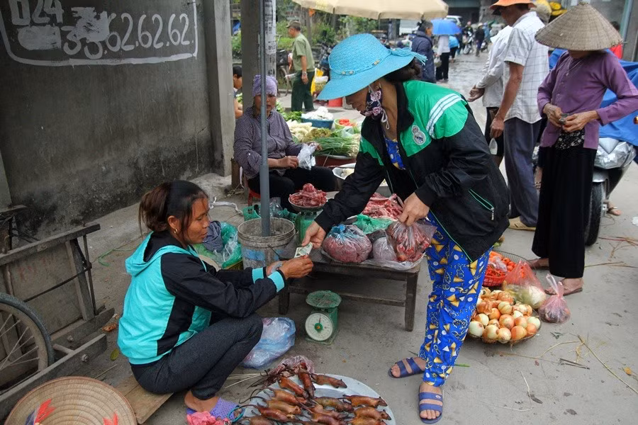 "Không chỉ người lớn, trẻ nhỏ, người già ở đây ăn thịt chuột mà cả những phụ nữ mang thai ăn thịt chuột cũng tốt lắm", một tiểu thương cho biết. Những người bán thịt chuột đều là người địa phương, họ bẫy chuột bằng kinh nghiệm dân gian của mình.