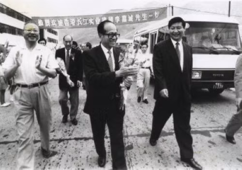 Tỷ phú Lý Gia Thành sinh ngày 13/6/1928 tại thành phố Triều Châu, tỉnh Quảng Đông, Trung Quốc. Khi đang học tiểu học, gia đình ông chuyển tới Hong Kong sinh sống vì lo sợ bom Nhật Bản dội xuống. Ảnh: Blogger.