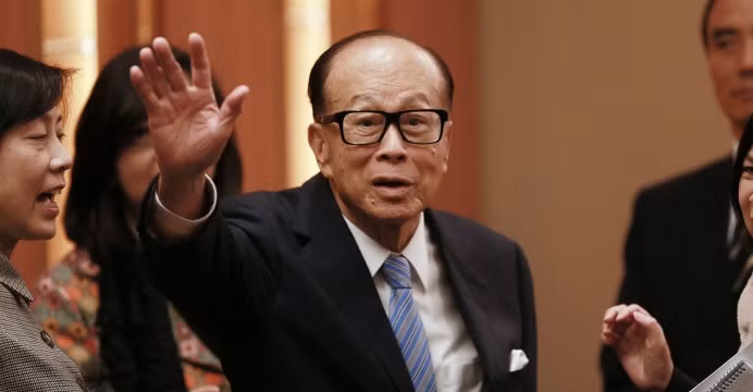 Cũng như nhiều tỷ phú khác trên thế giới, Lý Gia Thành rất tích cực trong các hoạt động vì sự phát triển cộng đồng. Ảnh: Nextshark.