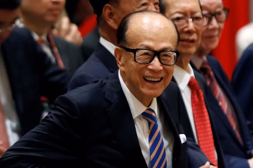 Ông làm việc cho một nhà máy sản xuất dây đồng hồ nhựa và trở thành lao động chính trong gia đình. Năm 1950, khi mới 22 tuổi, Lý Gia Thành quyết định bỏ việc để thành lập công ty riêng chuyên sản xuất đồ chơi bằng nhựa. Sau đó công ty chuyển sang sản xuất hoa nhựa. Ảnh: Upmedia.