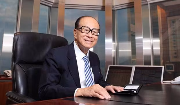 Thời điểm đó, một thùng dầu được giao dịch ở mức 10 USD. 30 năm sau, giá dầu liên tục tăng từ 10 USD lên 30 USD,... thậm chí đạt đỉnh 140 USD/thùng. Nhờ vậy, đến năm 2015, doanh thu của Husky Oil đạt 25 tỷ USD. Trong đó, cổ phần của Lý Gia Thành chiếm 8 tỷ USD. Ảnh: Bloomberg.