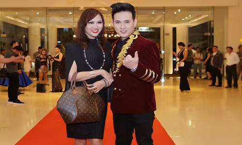 Phi Thanh Vân diện đầm đen ra dáng doanh nhân. Cô cho biết, sau khi dự một sự kiện doanh nhân, cô chưa kịp thay đồ liền đến ngay sự kiện này.