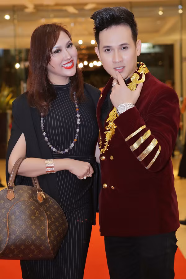 Cô và ca sĩ Nguyễn Vũ có quan hệ khá thân thiết với nhau.