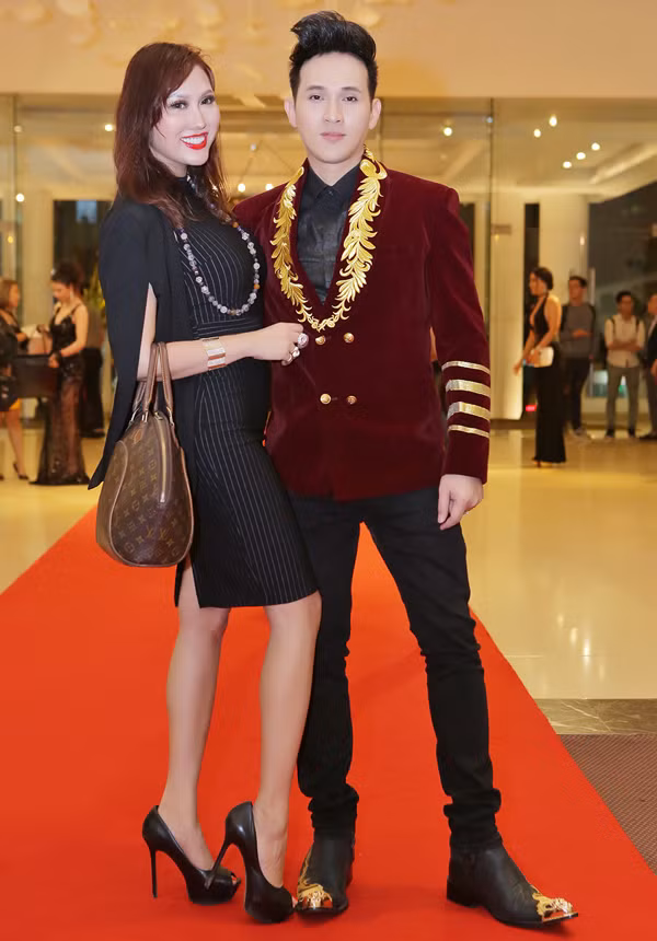 Phi Thanh Vân khoe dáng bên ca sĩ Nguyễn Vũ