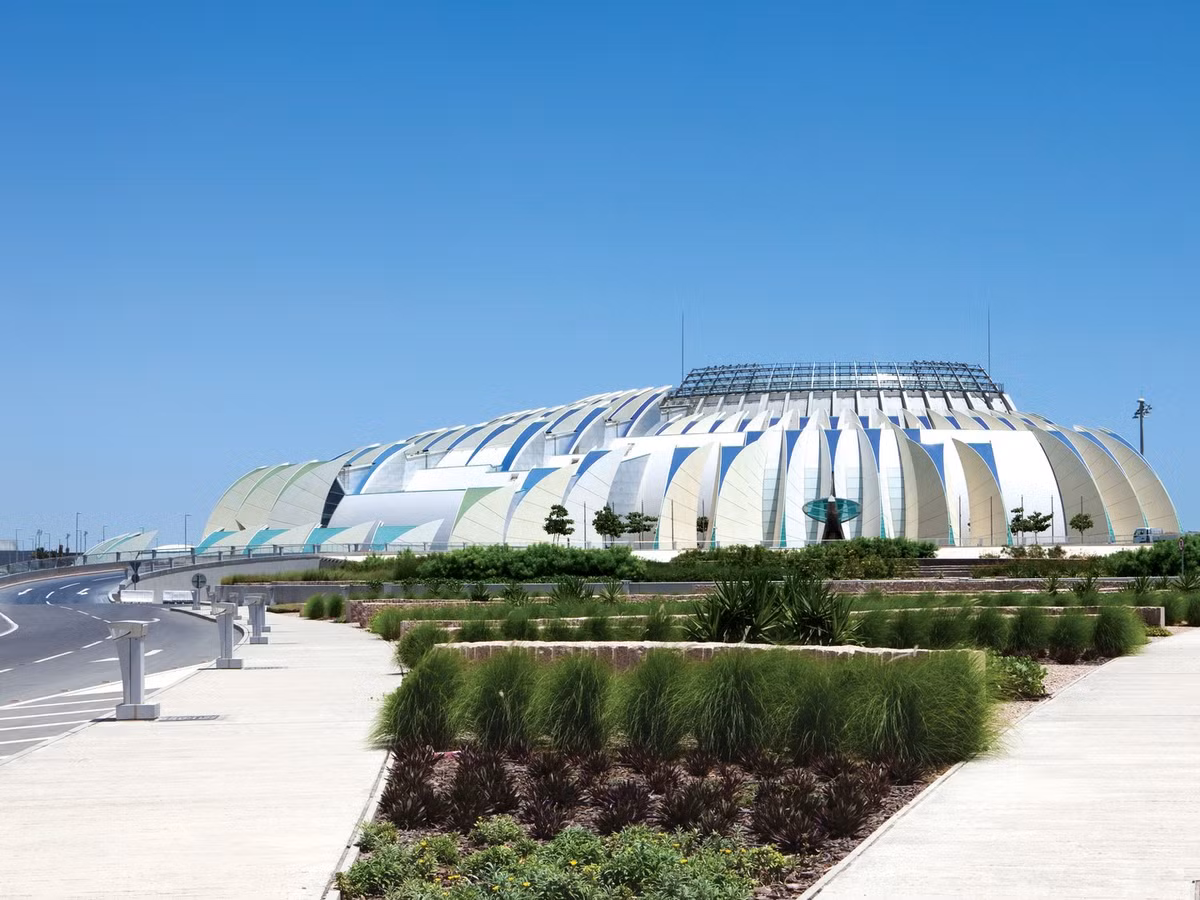 Sân bay quốc tế Hamad, Doha, Qatar là một trong số ít sân bay cho du khách chơi bóng quần khi quá cảnh. Ngoài ra, Hamad còn ghi điểm với khu khách sạn nghỉ dưỡng có phòng tập gym, bể bơi trong nhà...