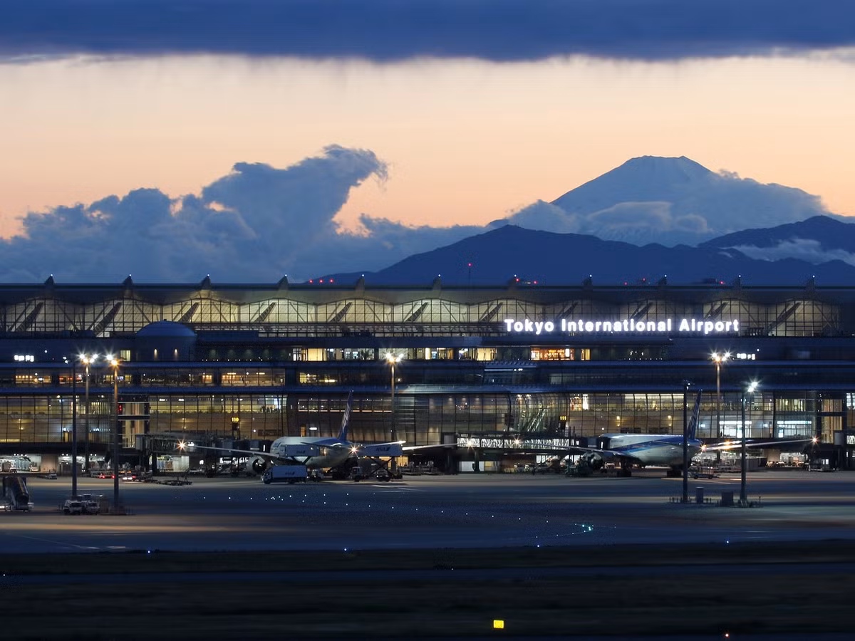 Sân bay Haneda cách trung tâm Tokyo, Nhật Bản 13 phút đi tàu điện ngầm. Sân bay còn ghi điểm với nhiều chuyến bay thẳng. Nguồn ảnh: Cntraveler.