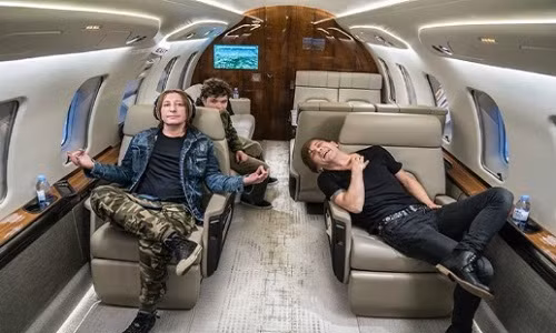 Khách cũng có thể chụp theo nhóm để thể hội con nhà giàu đi chơi cùng nhau trên máy bay. Nguồn ảnh: Thisisinsider.