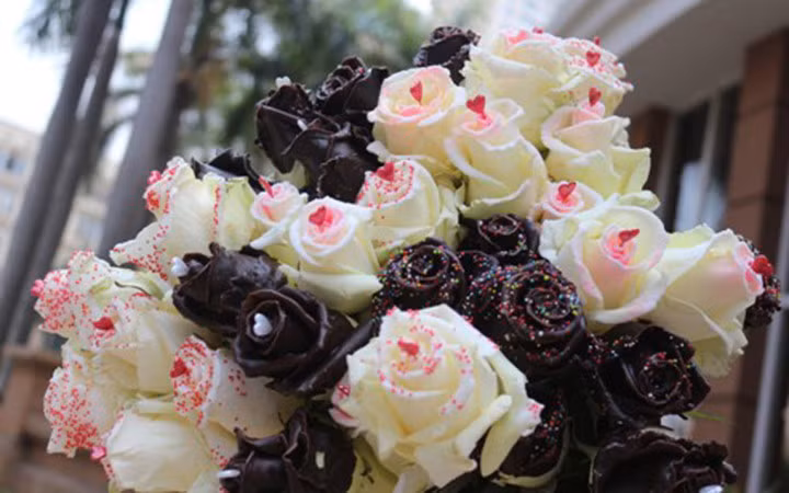 Hoa hồng phủ sô cô la có thể để được cả tháng trong điều kiện bình thường