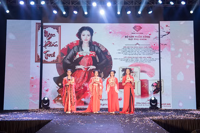 “Nếu sản phẩm đang bán trên thị trường thì chỉ có thể là bán tại các cửa hàng tự phát, còn phòng đăng ký khẳng định chưa cấp phép cho sản phẩm nào có tên như trên”, đại diện Cục Quản lý dược trả lời trên Dân Việt. Ảnh: Gia đình &amp; xã hội.