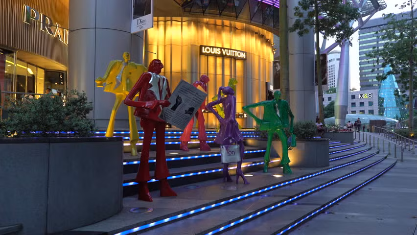 Tất cả tạo nên một khu phố bận rộn sầm uất và rất sôi động. Ảnh: The Poor Traveler Blog.