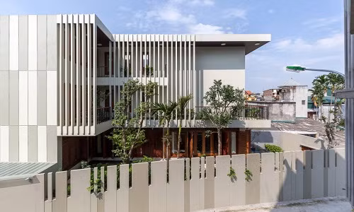 Giải pháp chắn nắng hướng Tây của kiến trúc sư là tạo nhiều lớp vỏ cho công trình để nắng không ảnh hưởng trực tiếp đến không gian sinh hoạt gia đình.