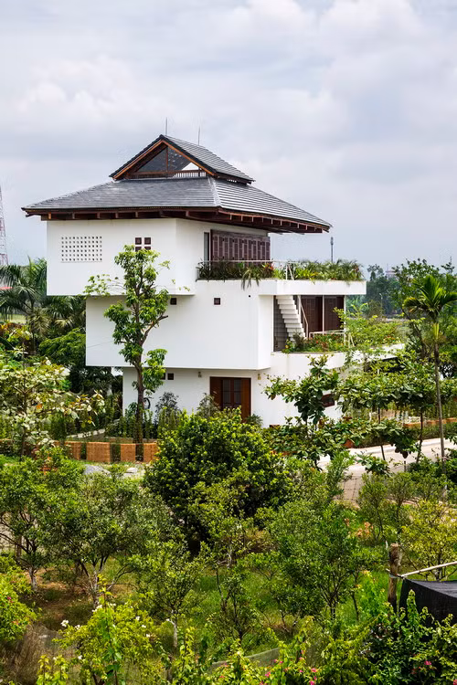 Kiến trúc khối hộp trượt vừa tạo vẻ đẹp độc đáo vừa giúp các tầng dưới được che phủ bởi bóng râm đổ xuống của các tầng phía trên.