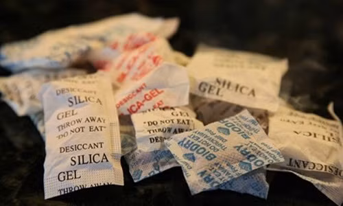  Túi hút ẩm thường được đóng thành những gói nhỏ với kích thước như gói trà túi lọc, chứa nhiều hạt chống ẩm bên trong. Một hạt chống ẩm có đường kính từ 1 - 5mm. Thành phần của hạt chống ẩm là Silica Gel, có tác dụng hấp thụ nước đến 40% trọng lượng của nó, nhờ đó có thể chống ẩm mốc cho sản phẩm.