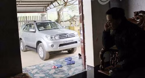 Người dân trong vùng tiết lộ, nhờ những vườn cam Cao Phong mà gần như gia đình nào cũng có ô chạy, Camry, Fotuner, hay Lexus...Ảnh: VTC.