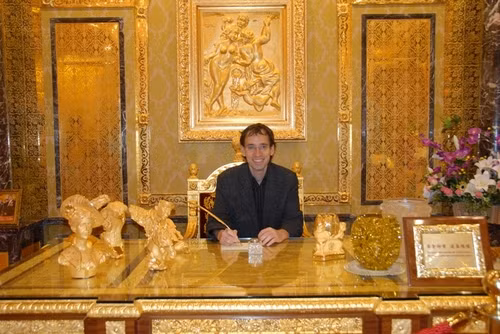 Bàn làm việc bằng vàng.