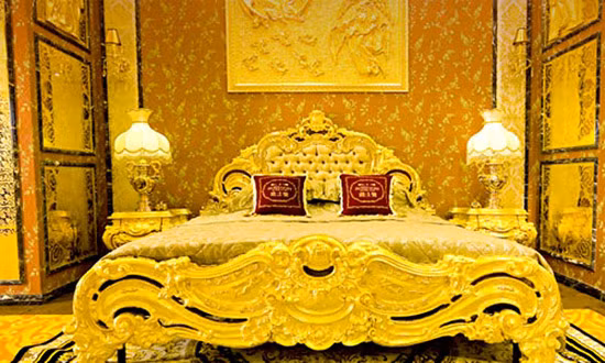 Phòng ngủ với chiếc giường bằng vàng có giá 2.500 USD/đêm (khoảng 500 triệu đồng).