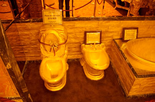 Bồn cầu nhà vệ sinh được làm bằng vàng ròng nguyên chất.