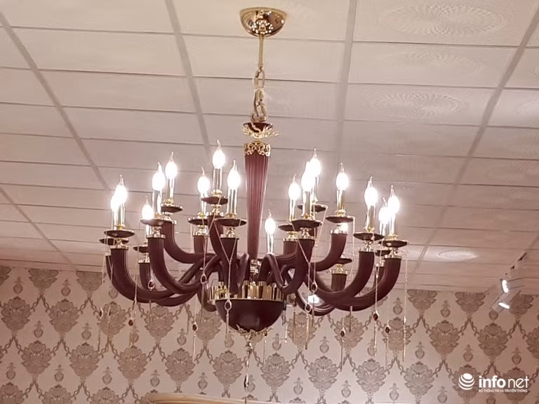 Lạ mắt với chiều đèn chùm màu tím này có giá gần 300 triệu đồng. Ảnh: Minh Thư