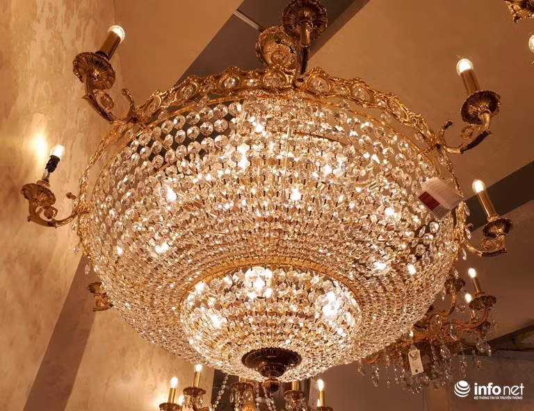 Chiếc đèn pha lê cao cấp cùng dòng nhập khẩu có giá 418 triệu đồng. Ảnh: Minh Thư