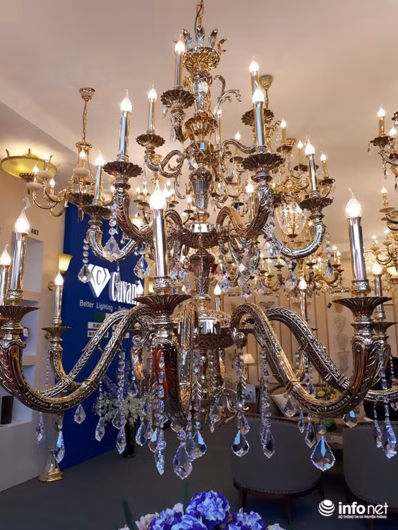 Nhập khẩu từ Tây Ban Nha, chiếc đèn chùm này có giá 482 triệu đồng. Ảnh: Minh Thư