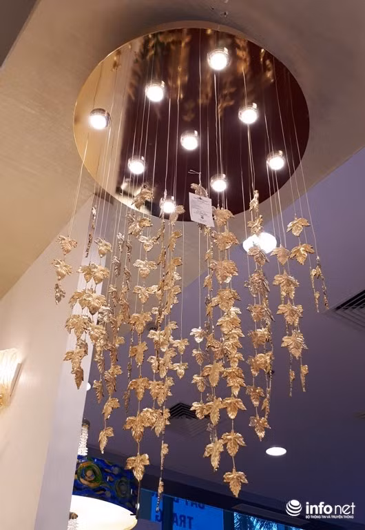 Đơn giản là những chiếc lá được mạ vàng được kết nối với nhau.... chiếc đèn này cũng có giá hơn 200 triệu đồng. Ảnh: Minh Thư