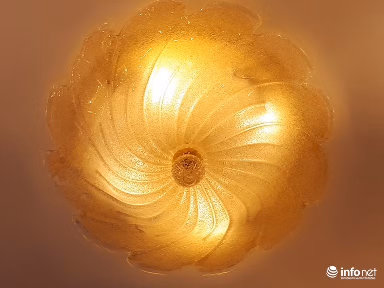 Có giá mềm hơn, trên dưới 100 triệu đồng, những chiếc đèn có họa tiết đơn giản nhưng bắt mắt. Ảnh: Minh Thư