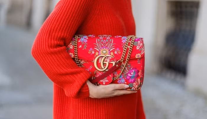 Đường nét mềm mại, sự tinh tế và quyến rũ trên túi thêu đã tạo nên sức hút khó cưỡng với bất cứ cô nàng thời trang nào. Chiếc túi này vừa mang vẻ nữ tính lại có nét độ độc lạ, phù hợp với mọi kiểu trang phục của chị em.