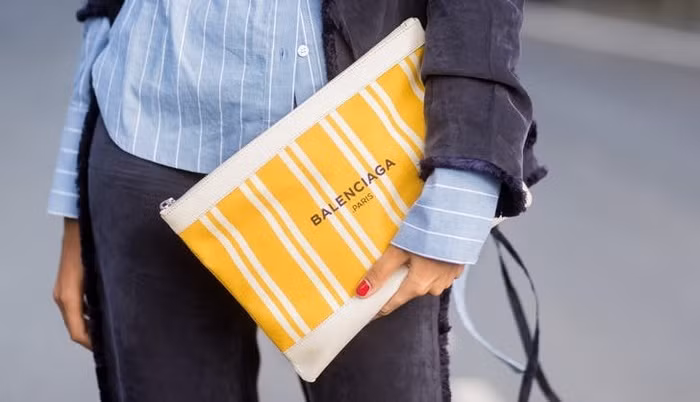 Clutch là một trong những phụ kiện quen thuộc không thể thiếu của phái đẹp. Một chiếc clutch sáng màu sẽ mang đến cho bạn sự trẻ trung, sôi nổi. Bạn có thể diện túi xách tới công sở hay đi chơi với bạn bè.