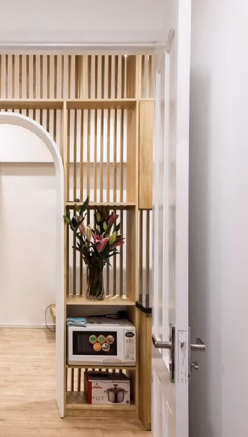 Vách ngăn đồng thời cũng là kệ đựng đồ.