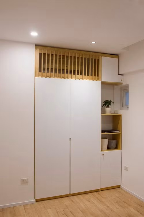 Tủ sát tường và cao kịch trần giúp tiết kiệm không gian.