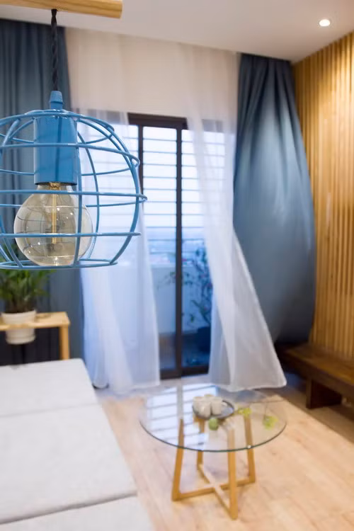 Phòng khách nhỏ nên gia chủ lựa chọn một bàn trà xinh xắn giúp không gian trở nên thoáng, cho cảm giác rộng rãi hơn.