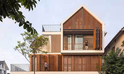 Mặt tiền ngôi nhà hướng tây nên kiến trúc sư sử dụng hệ thống lam gỗ toàn bộ mặt tiền giúp thông gió và hạn chế ánh nắng.