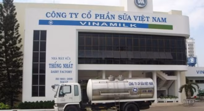 Vị trí thứ 4 thuộc về Công ty Cổ phần Sữa Việt Nam - Vinamilk. 6 tháng đầu năm, doanh thu thuần của Vinamilk đạt 25.398 tỷ đồng, tăng 12% so với cùng kỳ. Lợi nhuận sau thuế đạt 5.852 tỷ đồng, tăng 17% so với cùng kỳ năm trước. Ảnh: Báo Hải quan.